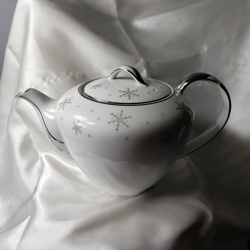 Vintage Fantasy 7550 Fine China from Japan Teapot Gray snow flake Blue star